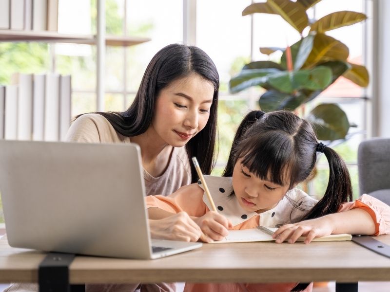 Ibu dan Anak Belajar Online
